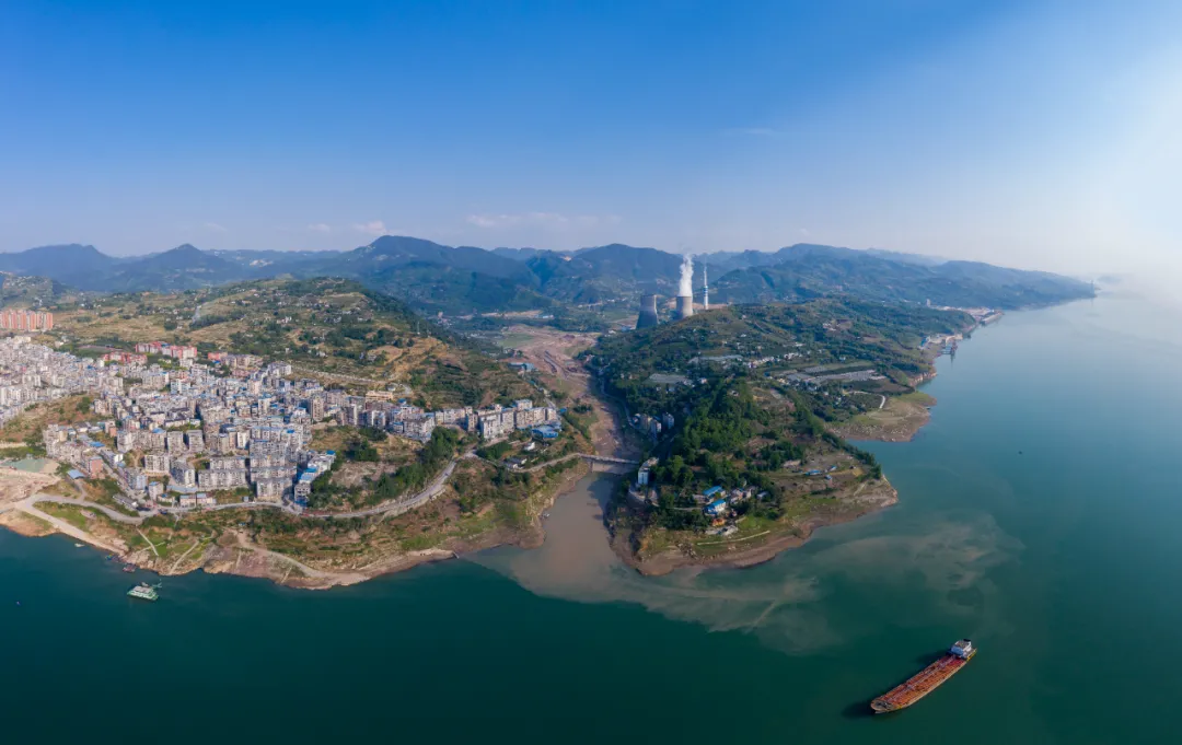 通江達海！徐工挖機助力萬州現(xiàn)代物流樞紐港建設(shè)